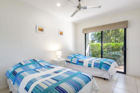 Unit 1 Rainbow Surf Modern Two Storey Townhouse With Large Shared Pool Close To Beach & Shop - 1 Gold Coast 6