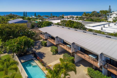 Unit 1 Rainbow Surf Modern Two Storey Townhouse With Large Shared Pool Close To Beach & Shop - 1 Gold Coast 1