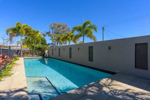 Unit 1 Rainbow Surf Modern Two Storey Townhouse With Large Shared Pool Close To Beach & Shop - 1 Gold Coast 4