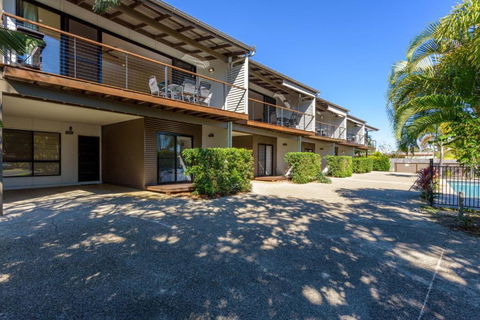 Unit 1 Rainbow Surf Modern Two Storey Townhouse With Large Shared Pool Close To Beach & Shop - 1 Gold Coast 3