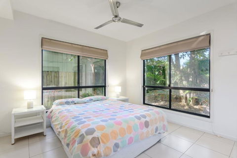 Unit 1 Rainbow Surf Modern Two Storey Townhouse With Large Shared Pool Close To Beach & Shop - 1 Gold Coast 5