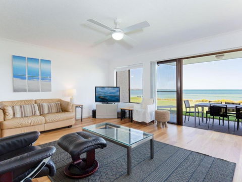 2 The Pelicans 53 Soldiers Point Road Ground Floor Unit On The Waterfront - Accommodation Gold Coast 1