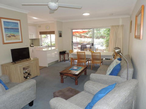 3 Adriana 83 Ronald Avenue Unit With A Backyard - Accommodation Gold Coast 1