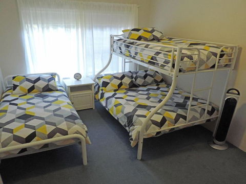 3 Adriana 83 Ronald Avenue Unit With A Backyard - Accommodation Gold Coast 4