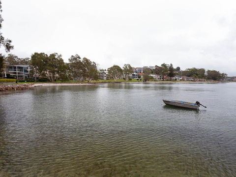 1 Kooringal 105 Soldiers Point Road Waterfront Unit Wth Aircon - Accommodation Gold Coast 4