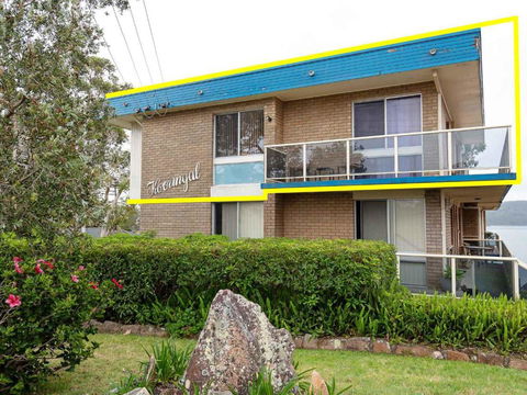 1 Kooringal 105 Soldiers Point Road Waterfront Unit Wth Aircon - Accommodation Gold Coast 1