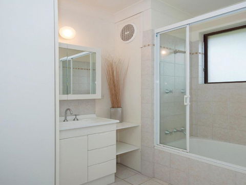 11 Promenade 8 Intrepid Close Air Conditioned Unit With Beautiful Water Views - Accommodation Gold Coast 3