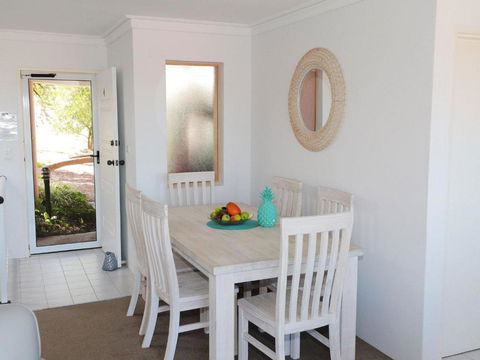 4 Frangipani 30 Leonard Avenue Spacious Townhouse - Accommodation Gold Coast 4