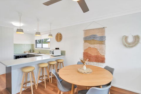 Rainbow Breezes 4 Rainbow Beach Townhouse With Breath Taking Ocean Views To Fraser Island - Accommodation Gold Coast 4