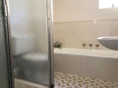 13 Parkview 11 13 Catalina Close Great Location Unit With A Locked Garage - Accommodation Gold Coast 2