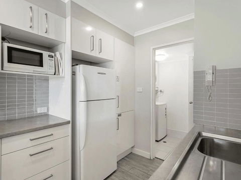 19 Bay Parklands 2 Gowrie Avenue Ground Floor Renovated Unit With Water Views & WIFI - Accommodation Gold Coast 2