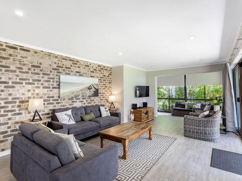 19 Bay Parklands 2 Gowrie Avenue Ground Floor Renovated Unit With Water Views & WIFI - Accommodation Gold Coast 1