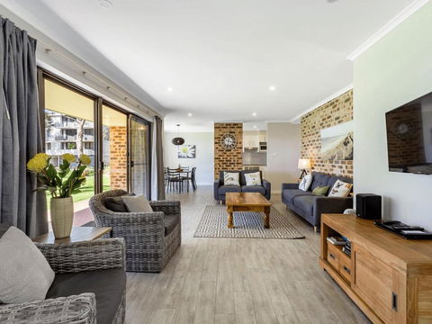 19 Bay Parklands 2 Gowrie Avenue Ground Floor Renovated Unit With Water Views & WIFI - Accommodation Gold Coast 5