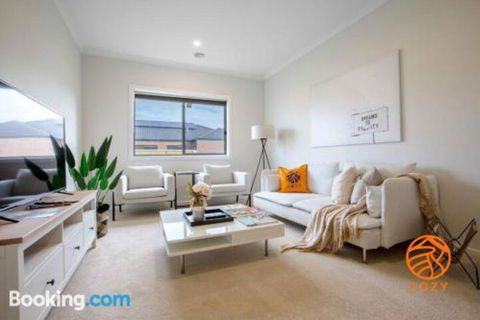109Cozy Cranbourne Family House5Bed2Bath2Parking - Accommodation Gold Coast 1