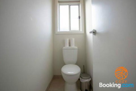109Cozy Cranbourne Family House5Bed2Bath2Parking - Accommodation Gold Coast 2
