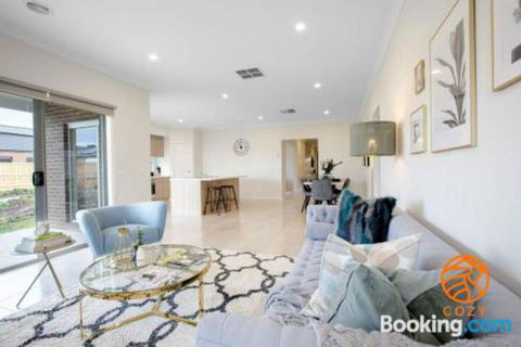 109Cozy Cranbourne Family House5Bed2Bath2Parking - Accommodation Gold Coast 6