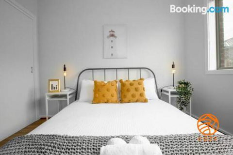 109Cozy Cranbourne Family House5Bed2Bath2Parking - Accommodation Gold Coast 3