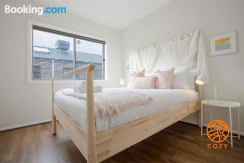109Cozy Cranbourne Family House5Bed2Bath2Parking - Accommodation Gold Coast 0