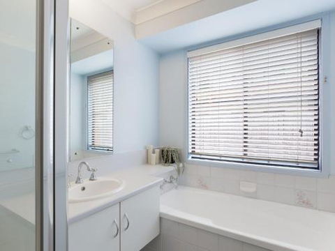 Willows At The Bay 111 Horace St. Large House With Aircon WIFI & Boat Parking. - Accommodation Gold Coast 1