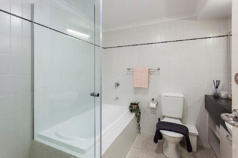 A Comfy 2BR Home Top Location FREE Parking - Accommodation Gold Coast 5