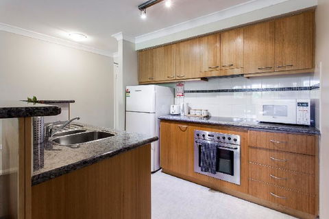 A Comfy 2BR Home Top Location FREE Parking - Accommodation Gold Coast 6