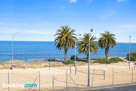 Bayline Beachfront Apartment No 4 - 1 Gold Coast 2