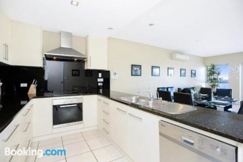 Bayline Beachfront Apartment No 4 - 1 Gold Coast 3