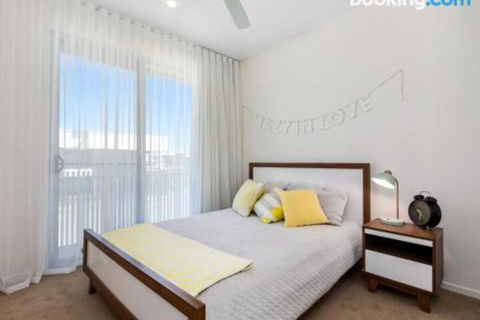 SEASIDE By THE BEACH - Accommodation Gold Coast 0