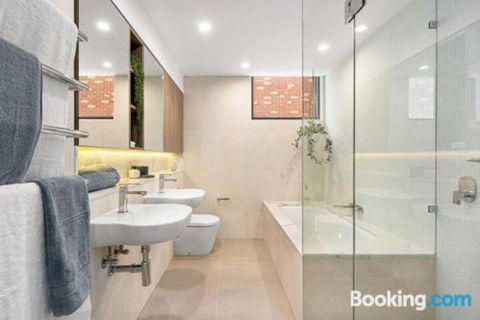Luxe 101 At Martha Cove Waterfront Luxury On The Marina Walk To Beach - Gold Coast 4U 3