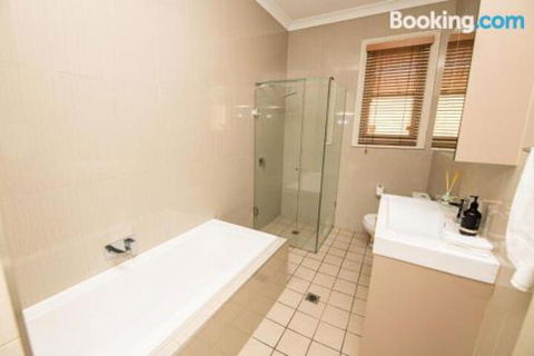 William Cottage Central Heritage Home - Gold Coast 4U 1