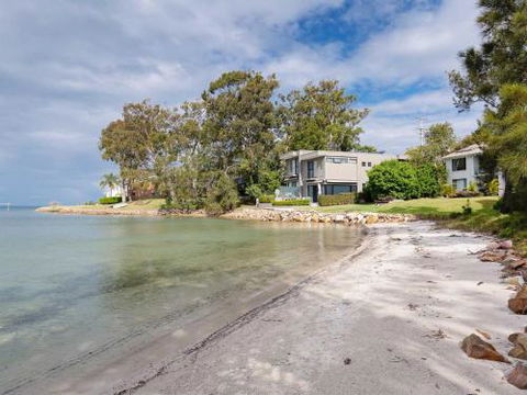 3 Pelican Sands 83 Soldiers Point Rd Stunning Waterfront Unit With Magical Water Views & Air Conditioning - Accommodation Gold Coast 5