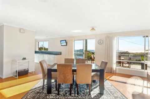 TASSIE SEASIDE SERENITY LAbode Accommodation - Accommodation Gold Coast 4