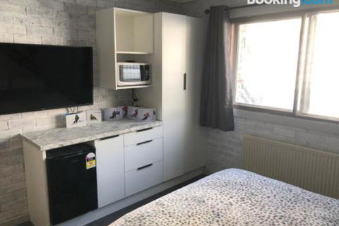 24 Hotham 1 Bed Apartment - Accommodation Gold Coast 5