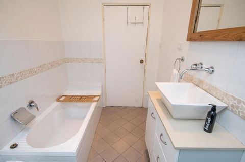 Lords Cottage Charming CBD Home Pet Friendly - Gold Coast 4U 4