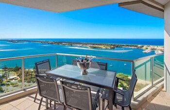 Luxury 3BR Apt With Incredible Views - Accommodation Gold Coast 5