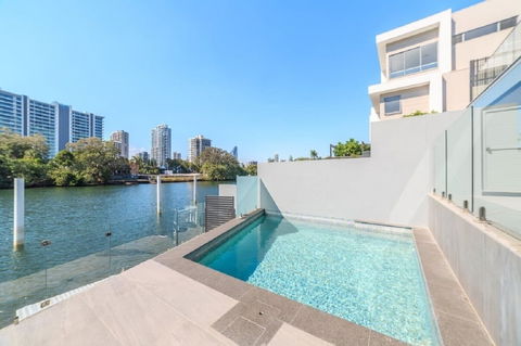 GC Private Homes - Waterfront Villas - Accommodation Gold Coast 1