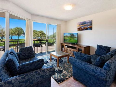Kings Beach Ocean Front Views Private Balcony Overlooking Kings Beach - Accommodation Gold Coast 3