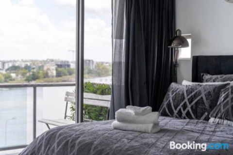 3br Stylish Apt CBD River & City Views SpaSaunaPoolWIFINetflix - Gold Coast 4U 6
