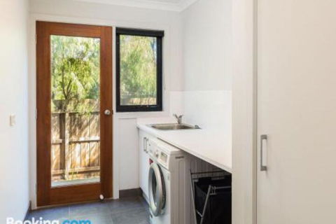 Lantana - Accommodation Gold Coast 6