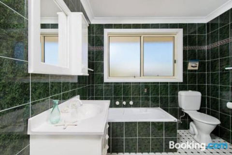SEASCAPE An Enticing Lakeside Escape - Accommodation Gold Coast 5