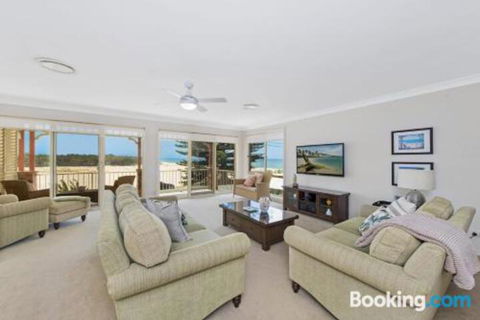 SEASCAPE An Enticing Lakeside Escape - Accommodation Gold Coast 3