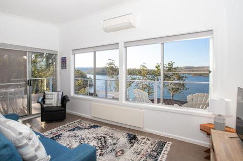 Home On The Water 21 Evans St. Lake Conjola - Gold Coast 4U 3