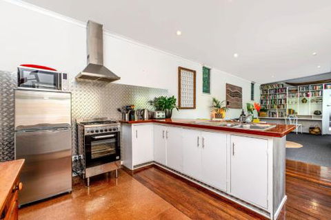 SUNSET BEACH SHACK On SURF - Accommodation Gold Coast 6