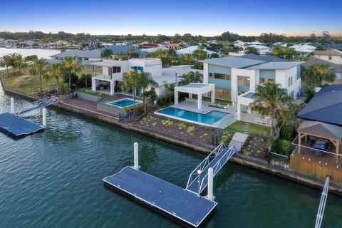 Luxury Canal Front Holiday House Raptor Pde Banksia Beach - Accommodation Gold Coast 1