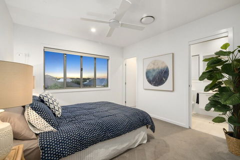 Luxury Canal Front Holiday House Raptor Pde Banksia Beach - Accommodation Gold Coast 3