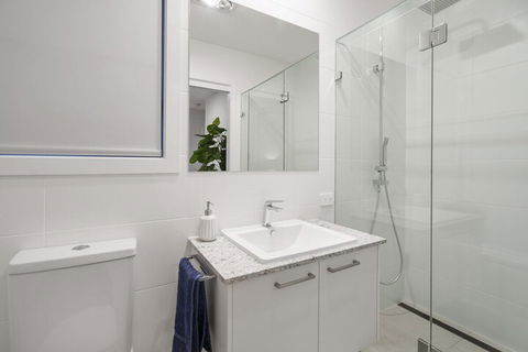 Luxury Canal Front Holiday House Raptor Pde Banksia Beach - Accommodation Gold Coast 5