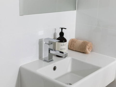 WHITE WAVES 4 ABSOLUTE BEACH FRONT STUDIO HASTINGS POINT - Accommodation Gold Coast 2
