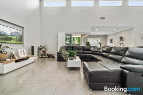 Wentworth Estate 5 Bedroom Luxury Home Sleeps 12 - Gold Coast 4U 3
