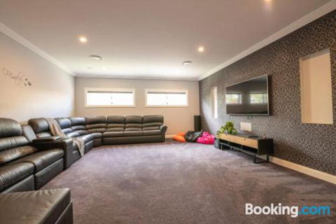 Wentworth Estate 5 Bedroom Luxury Home Sleeps 12 - Gold Coast 4U 0