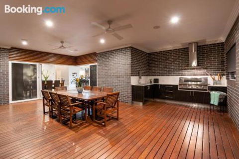 Wentworth Estate 5 Bedroom Luxury Home Sleeps 12 - Gold Coast 4U 5